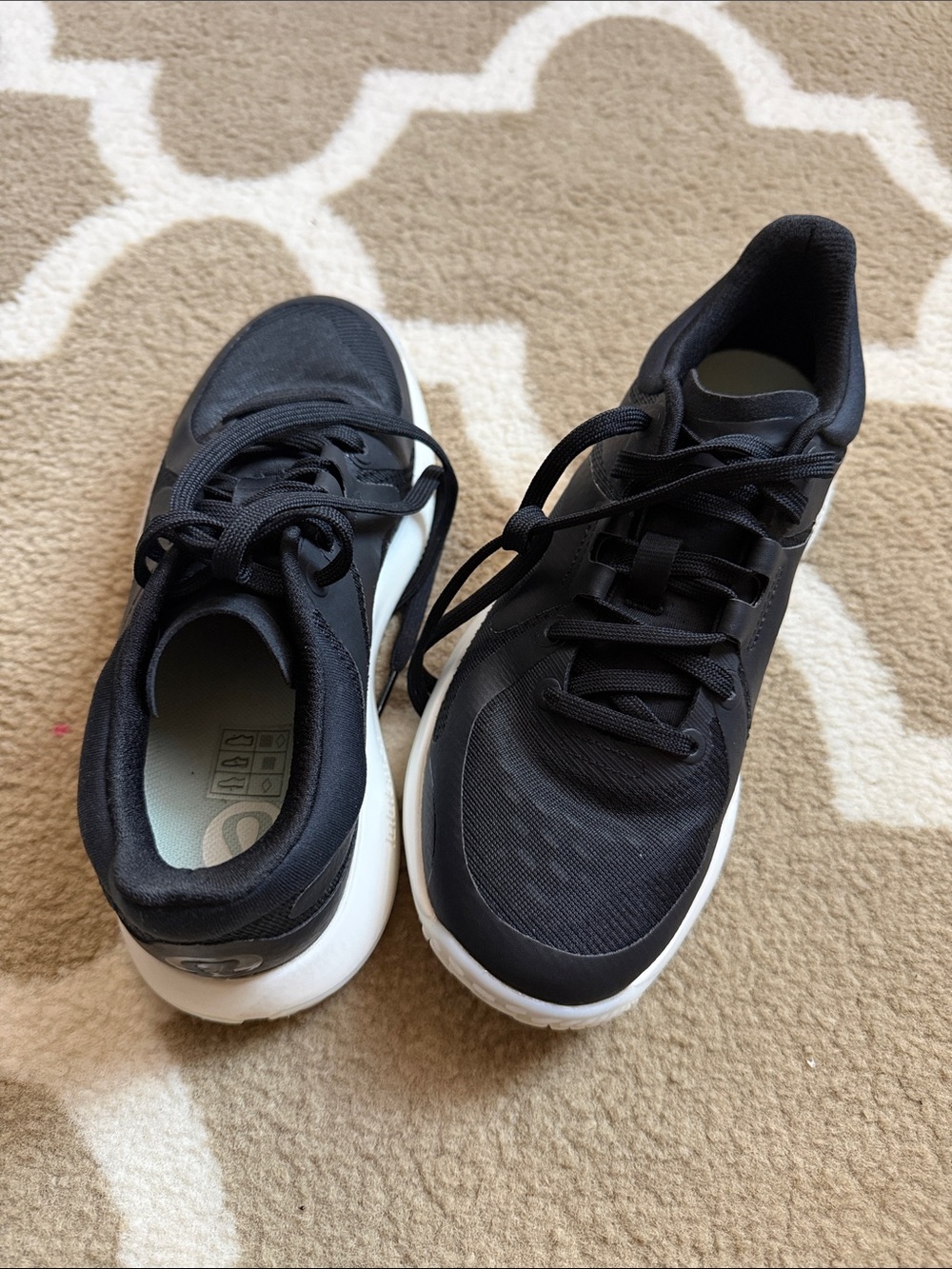 Lululemon women’s black sneakers sz 5M great condition
